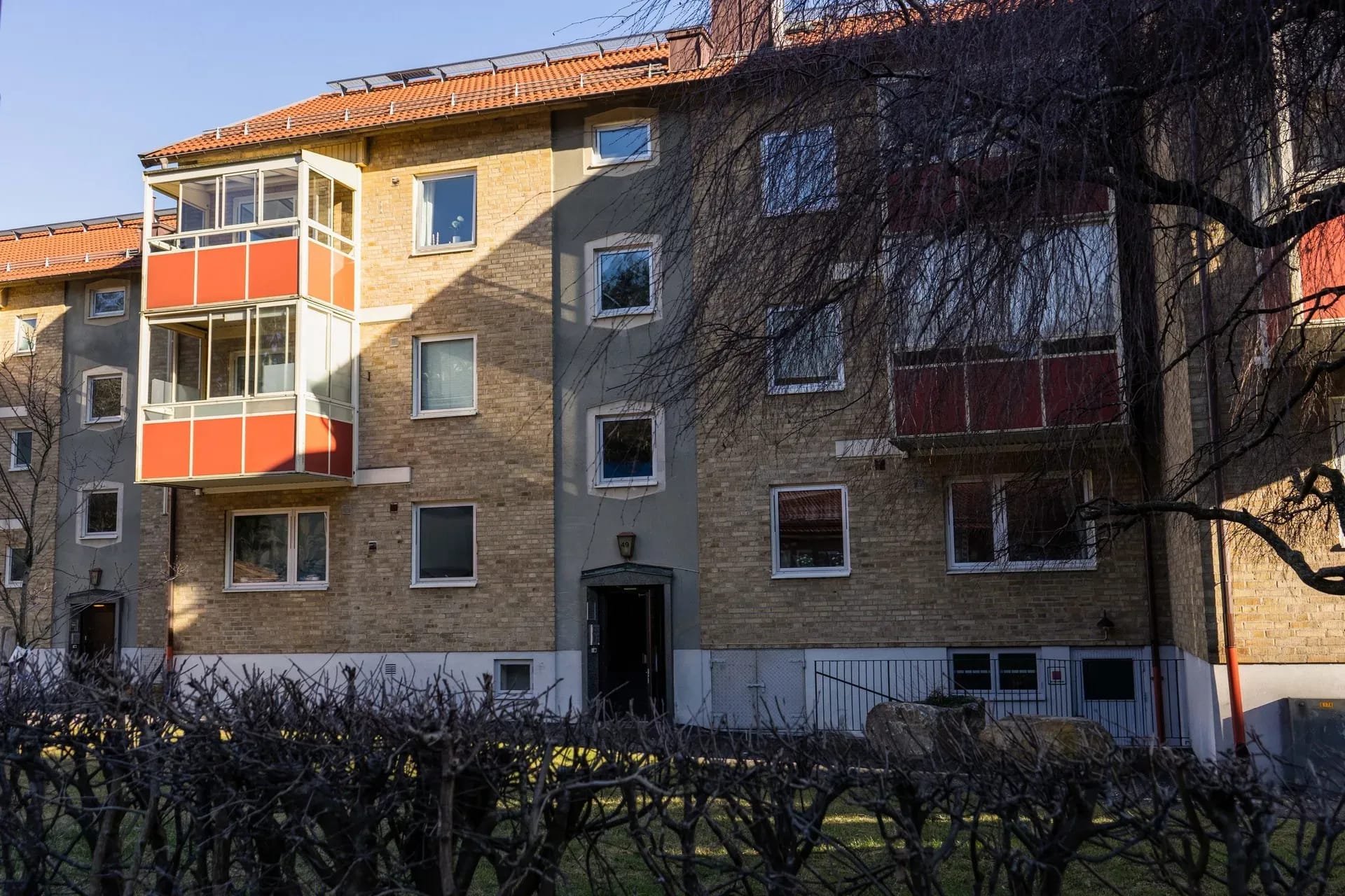 Rofylld entré omgiven av grönska!