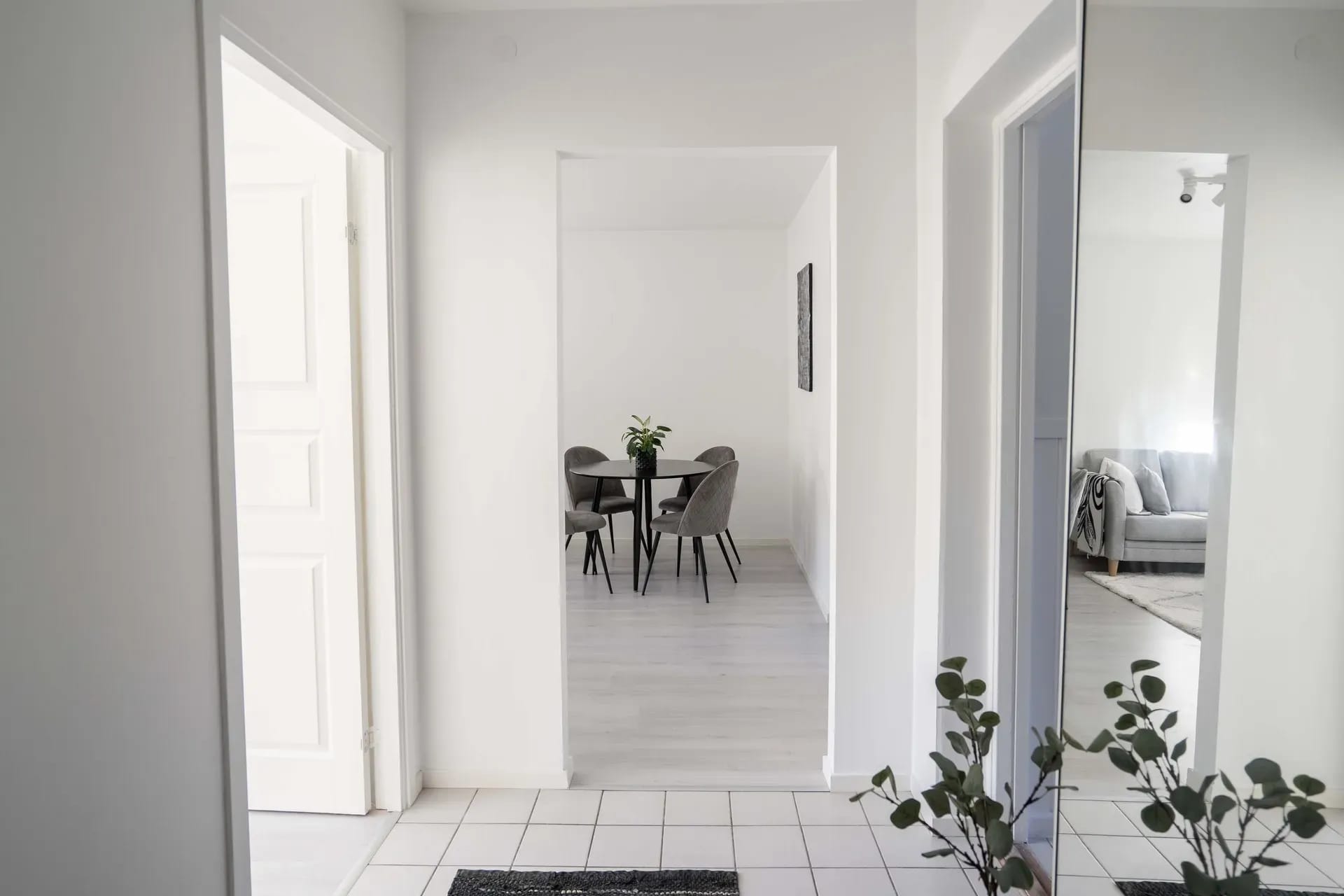 Välkomnande hall med nytt klinker, nymålade väggar och gott om förvaringsmöjligheter!