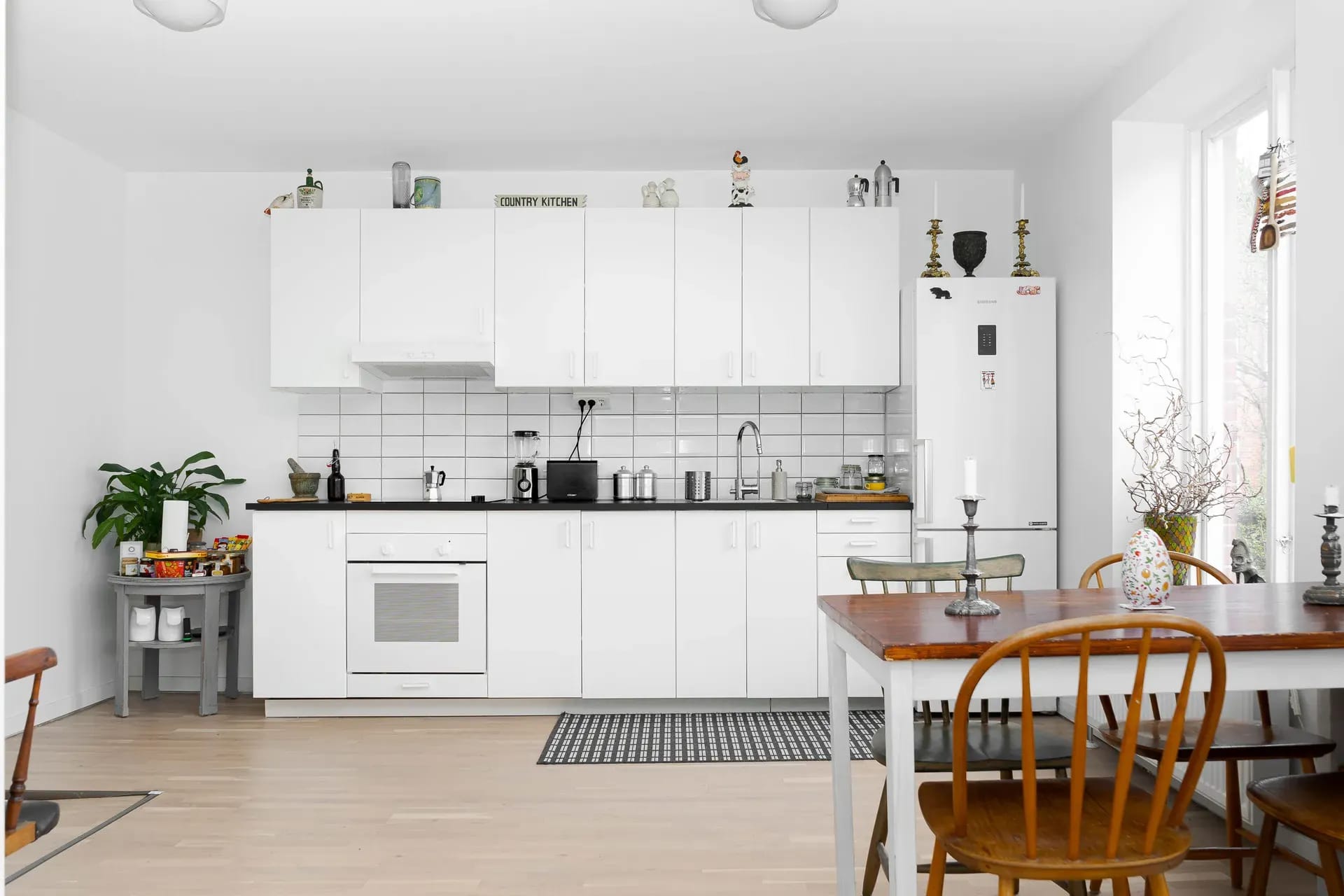 Entré rakt fram med källare och trädgård
